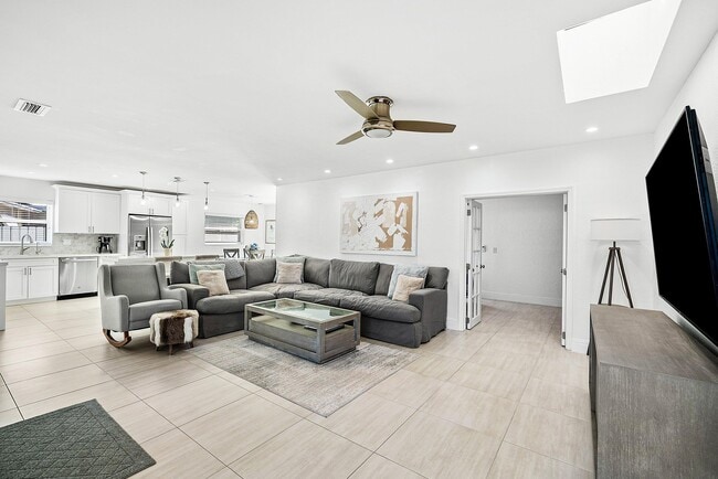 Building Photo - 124 Oregon Ln