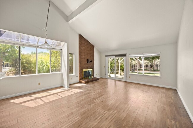Building Photo - Beautiful Updated Corner Lot 3 Bed 3 Bath ...