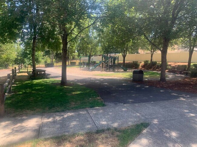 Building Photo - Hidden Creek Neighborhood Gem