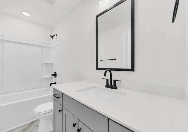 Building Photo - 3 Bedroom 2 1/2 Bath Condo For Rent Near Downtown!