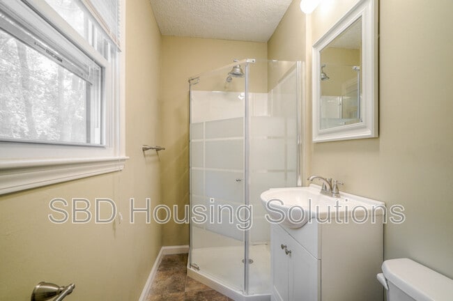 Building Photo - 107 SE Brentwood Dr