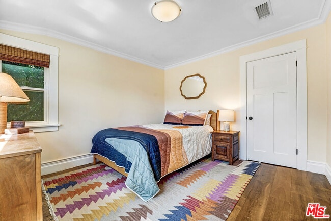 Building Photo - 2049 N Berendo St