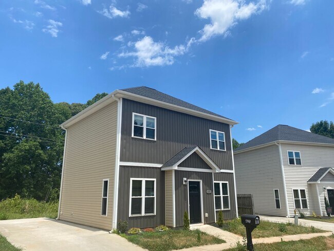 Building Photo - Beautiful 3 bedroom 2.5 bathroom home in C...