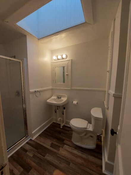 Building Photo - 2063 Beechmont Ave