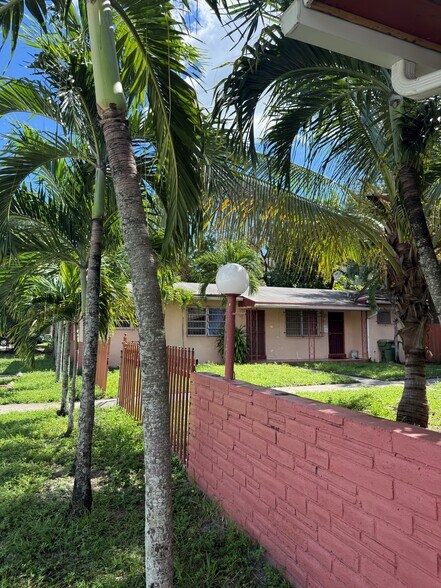 Entry - 662 NE 132nd St