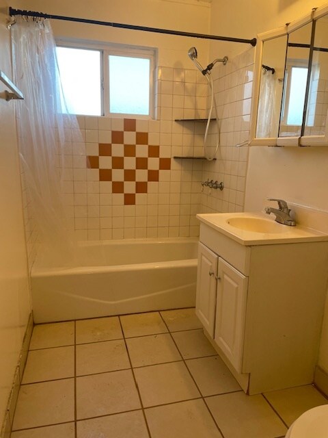 Bath room - 3121 Alma St