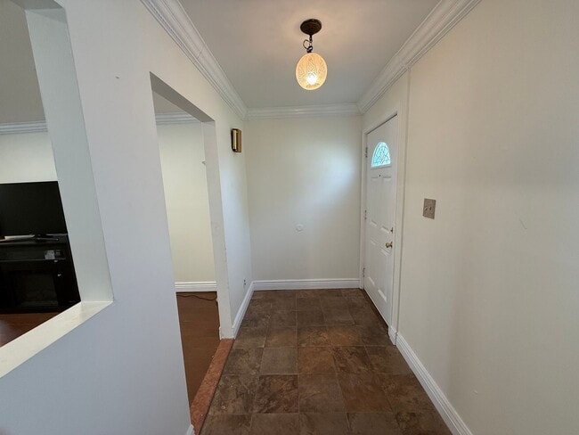 Building Photo - Spectacular 3 Bed/3 Bath Home in Long Beach!