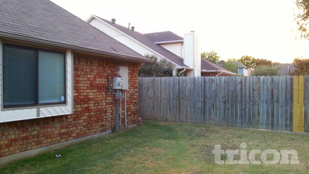 Building Photo - 2758 Briar Hill Dr