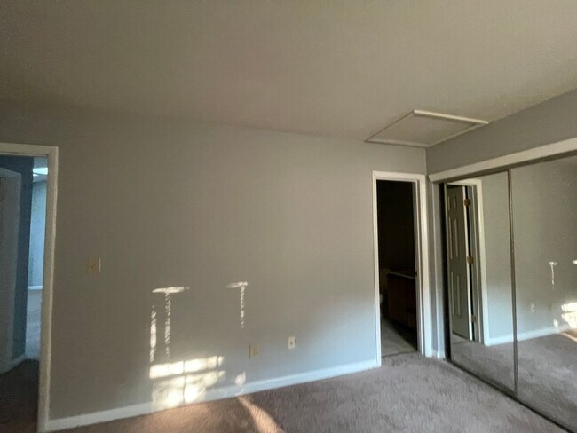 Building Photo - UPPER LEVEL SINGLE STORY CONDO IN HOLLAND ...