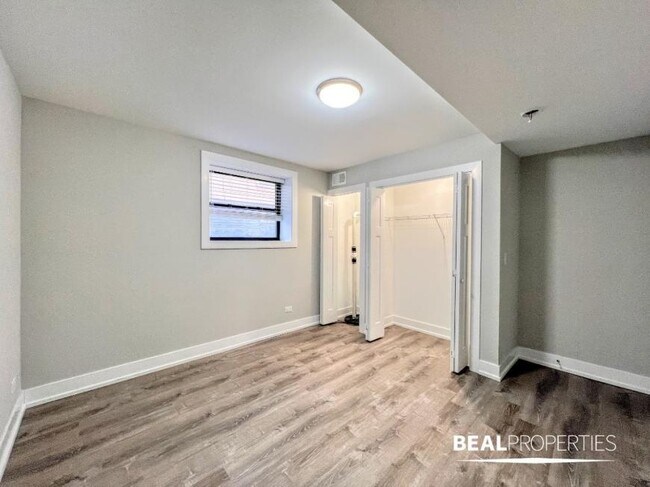 Building Photo - 2 bedroom in EVANSTON IL 60202