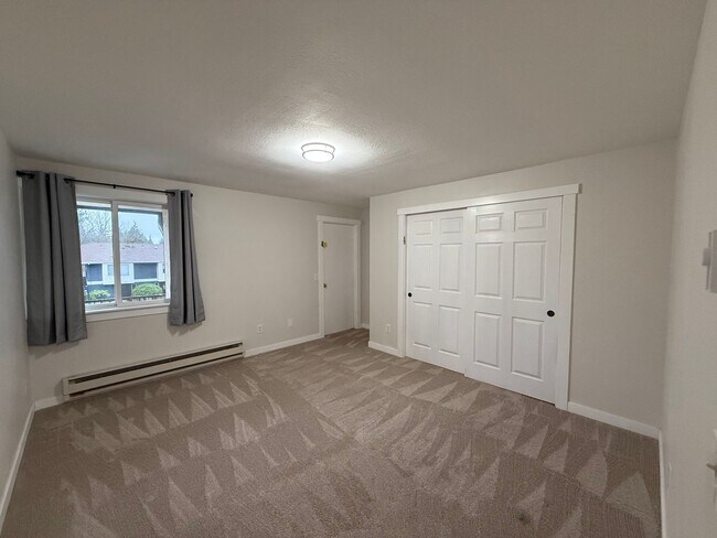 Building Photo - Beautifully Renovated 2 Bed/1.5 bath Condo Edmonds, WA. $2600/mo.