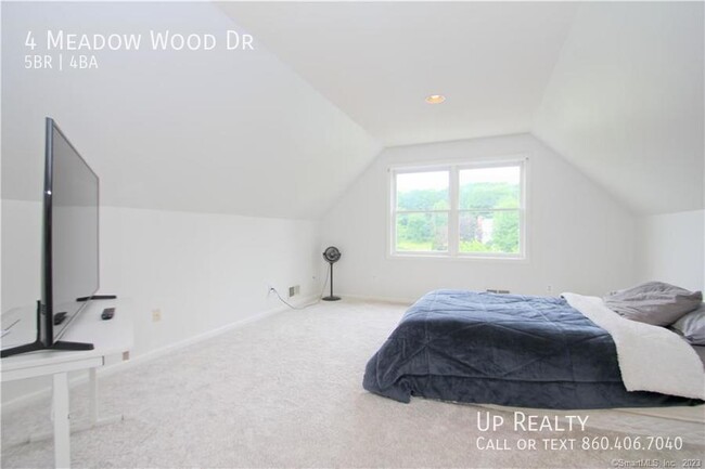 Building Photo - 4 Meadow Wood Dr