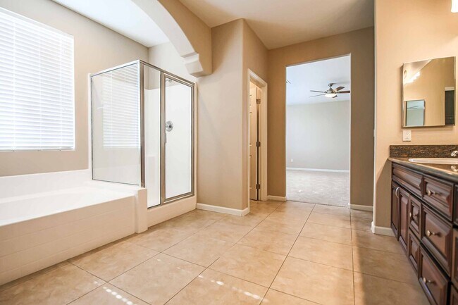 Building Photo - IMMACULATE 5 BEDROOM HOME!