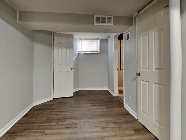 Building Photo - Charming 4-Bed Home in Kansas City with Garage Parking