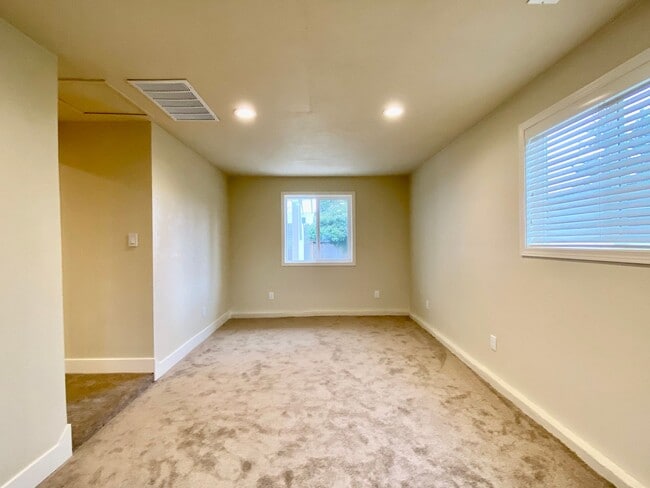 Building Photo - Practical Renton rambler with large yard