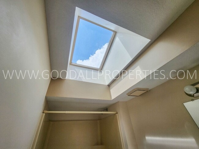 Building Photo - Executive 4 Bedroom Home in West Des Moine...