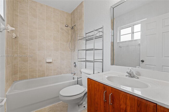 Building Photo - 865 SW 6th Ct