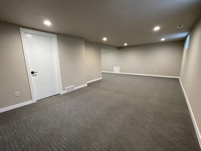Building Photo - Newly Remodeled 2 Bed 1.5 Bath Home will Large Oversized 2-Stall Garage!