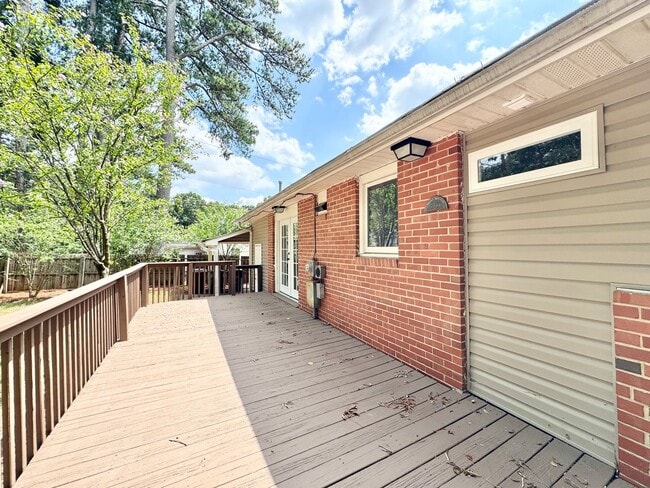 Building Photo - Remodeled 3BR in Guilford Hills