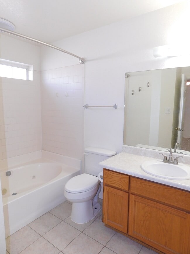 Building Photo - 3 BEDROOM HOME IN OCOTILLO!