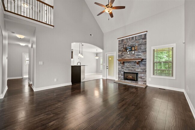 Building Photo - Pet Friendly Four Bedroom with Bonus!
