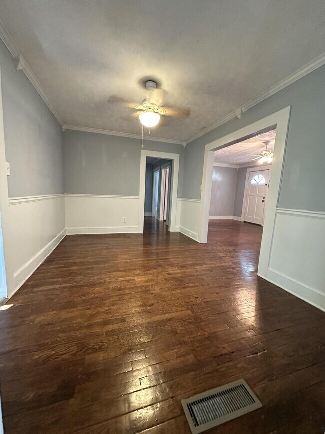 Building Photo - Charming 3 bed/1 bath in the city!