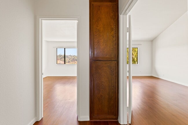 Building Photo - Spacious & Central 3BR/2.5 BA Town Home