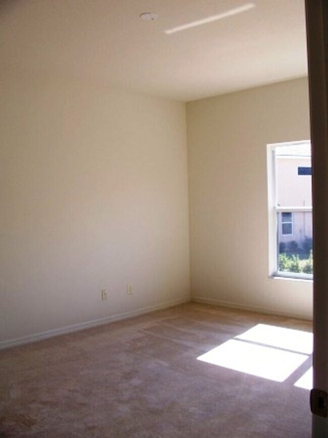 Building Photo - Brentwood Townhome with Social Membership