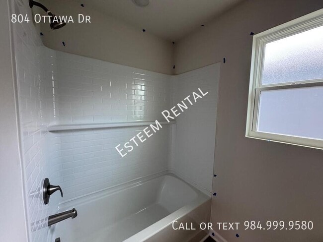 Building Photo - 804 Ottawa Dr