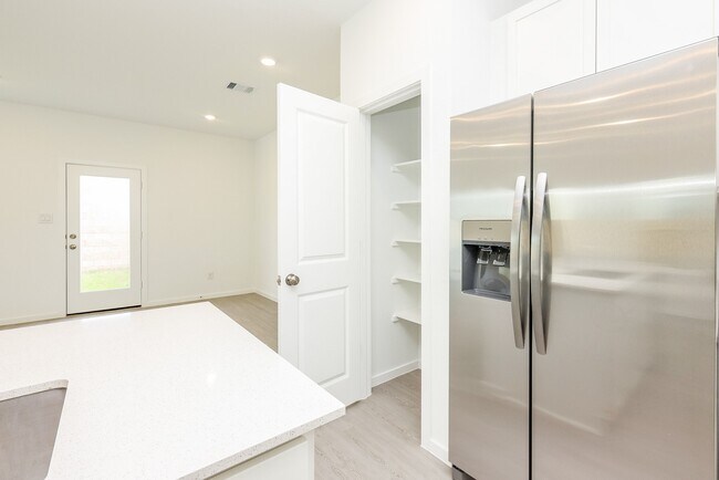 Building Photo - 2135 Salinas Dr