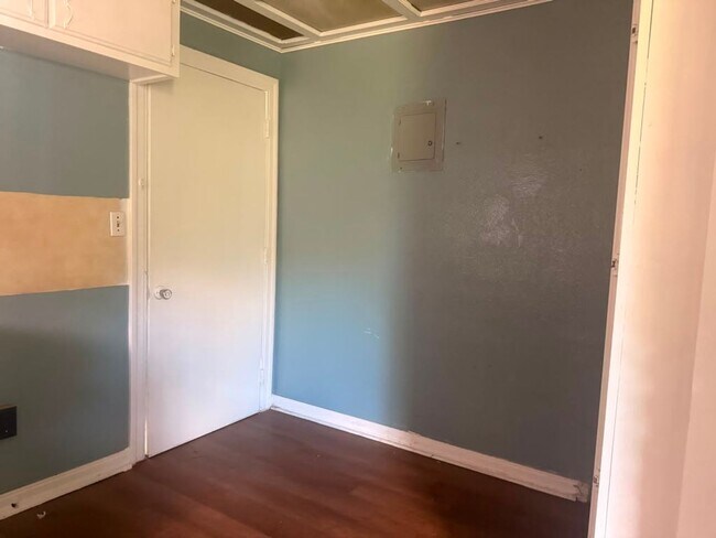 Building Photo - **Charming 3-Bedroom Home in a Great Neighborhood – $900/Month**
