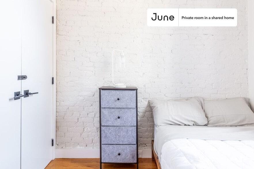 Building Photo - Room in Shared 4 bed/2 bath home