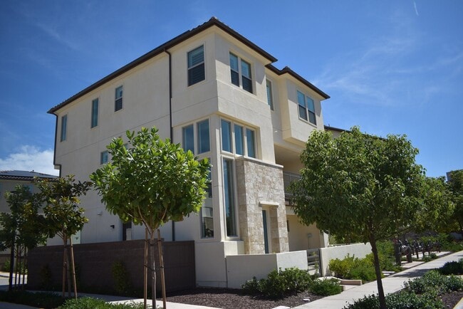 Building Photo - 3 Story 4 Bedroom 3.5 Bath Home in Del Sur...