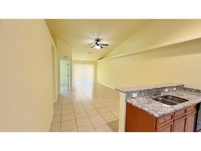 Building Photo - 3 Bedroom 2 Bath 1 Car garage Duplex! Convenient Location! SW Cape!