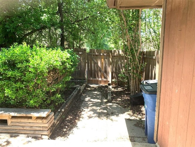 Building Photo - 11207 Hidden Bluff Dr