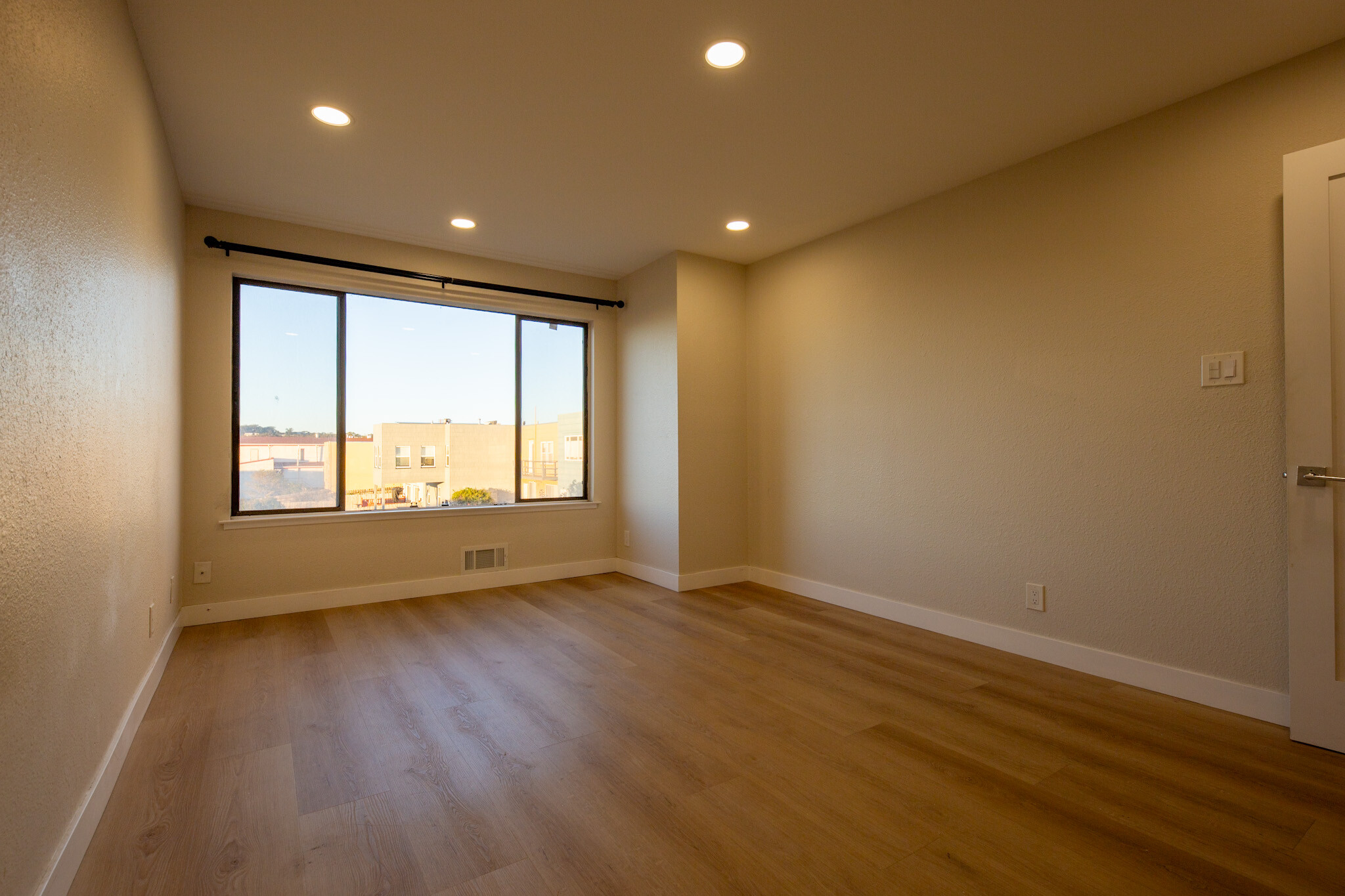 Building Photo - 3320 Judah St