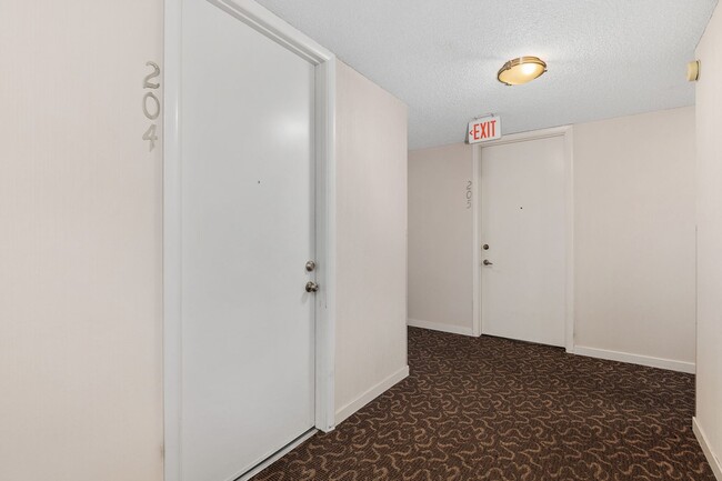 Building Photo - Beautiful & Spacious 1BD/1BA Condo - Walk ...