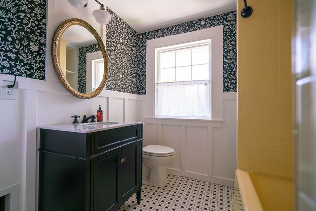 Building Photo - Charming 4 Bed, 2/5 Bath East Bench House