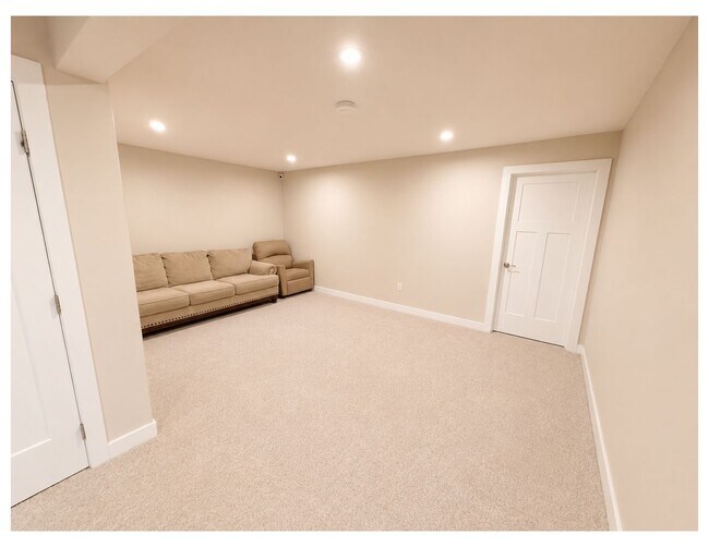 Building Photo - 805 Llanelli Dr