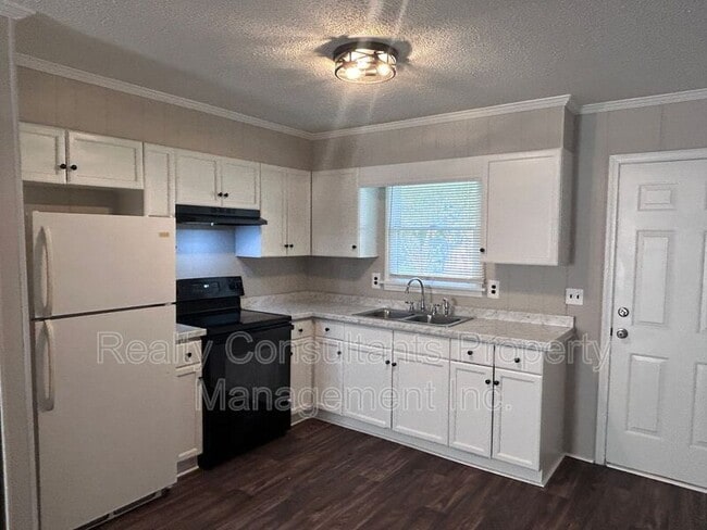 Building Photo - 115 Cox Ave