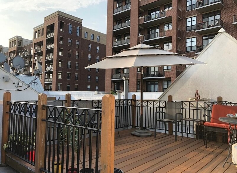 Building Photo - 842 W 15th Pl