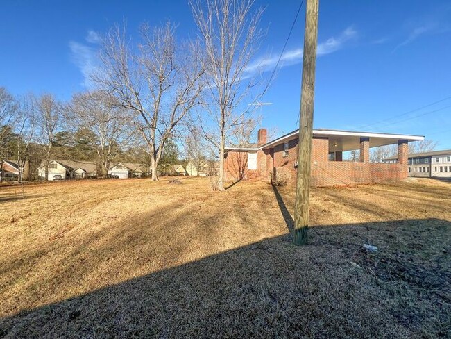 Building Photo - Beautiful cozy 4-side brick ranch home wit...