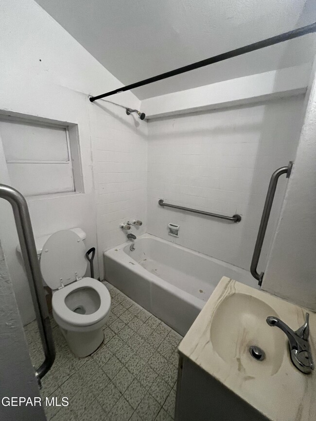 Building Photo - 6389 Salas Ln