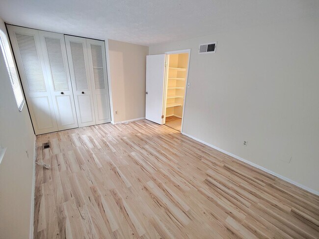 Building Photo - *Well-Maintained 3BD/1.5BA Townhouse Available in West Mifflin*