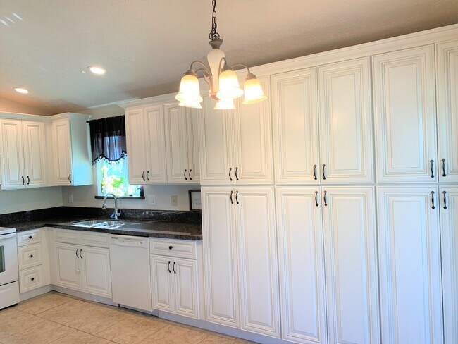 Building Photo - 3824 E Pueblo Ave