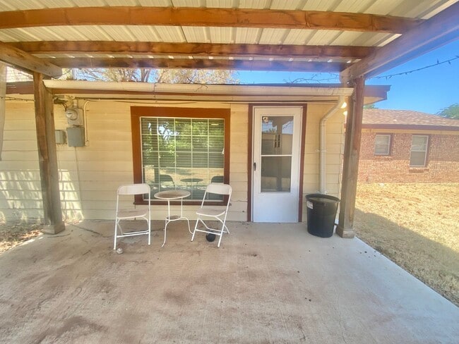 Building Photo - NOW AVAILABLE - Great 3 bedroom 2 bath nea...