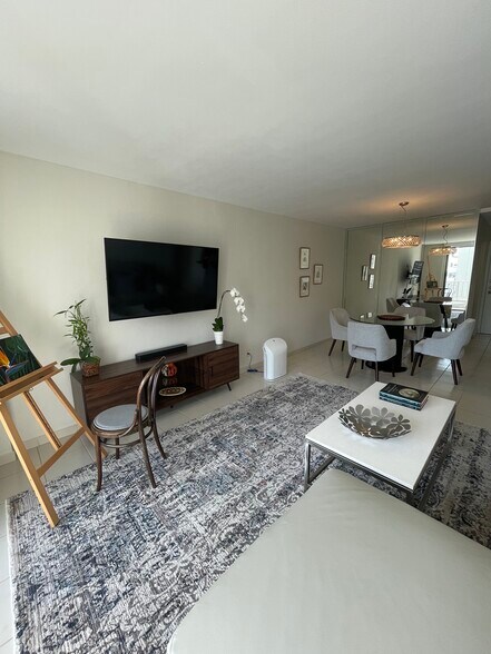 Living room - 126 SE 15th Rd