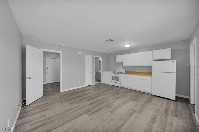 Building Photo - 15 SE 24th Ave