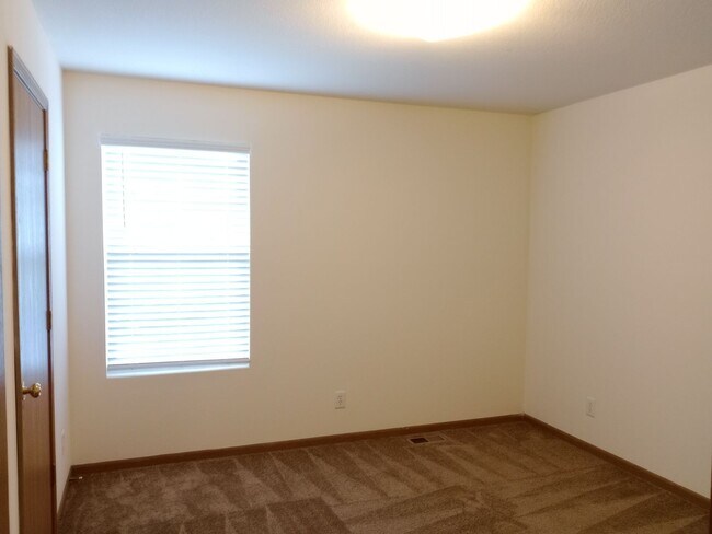 Building Photo - 406 E Liberty Ln