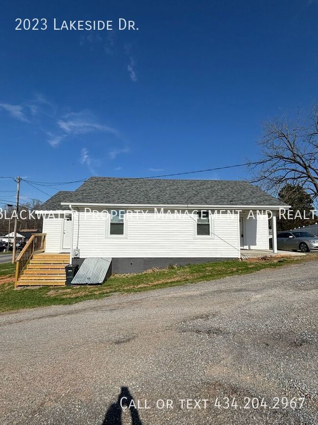 Building Photo - 3 Bedroom Home Off Lakeside Drive!